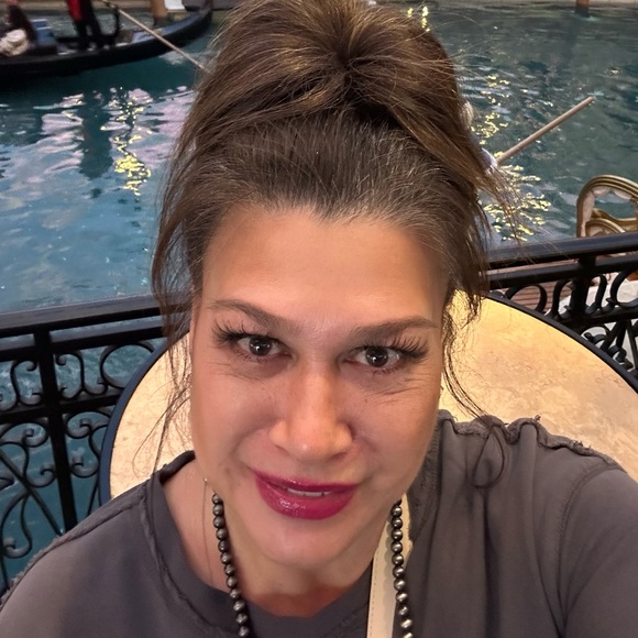 Meet your Posher, Cindy - Picture 3 of 12